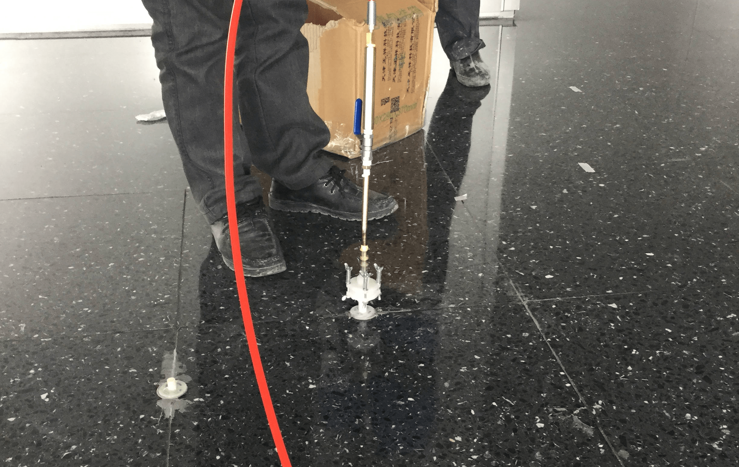 瓷砖空鼓灌胶水有用吗视频(空鼓地砖灌注纯瓷砖胶有用吗)